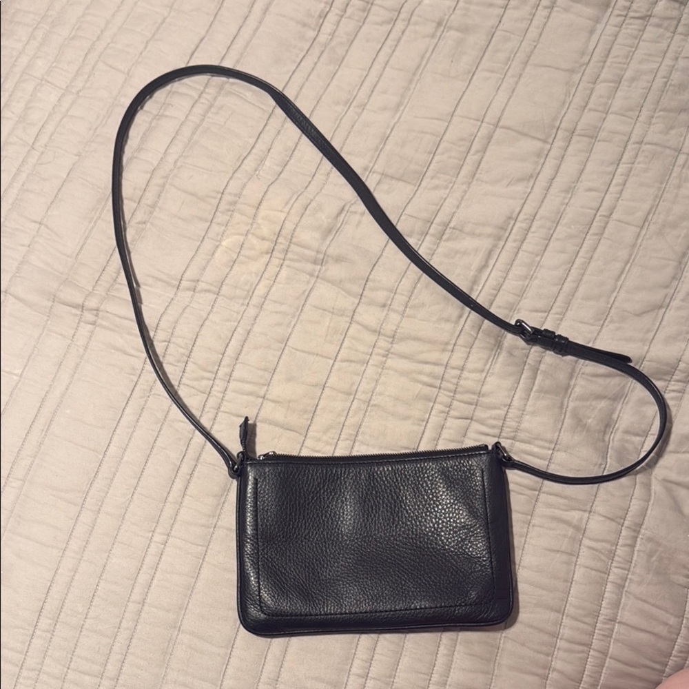 Minimalist Black Leather Crossbody Bag with Adjustable Strap - Picture 2 of 6